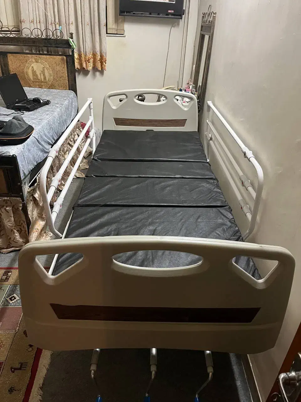 تخت بیمارستانی و ویلچر قابلیت تنظیم ارتفاع|آرایشی، بهداشتی، درمانی|لاهیجان, شهید آوینی|دیوار