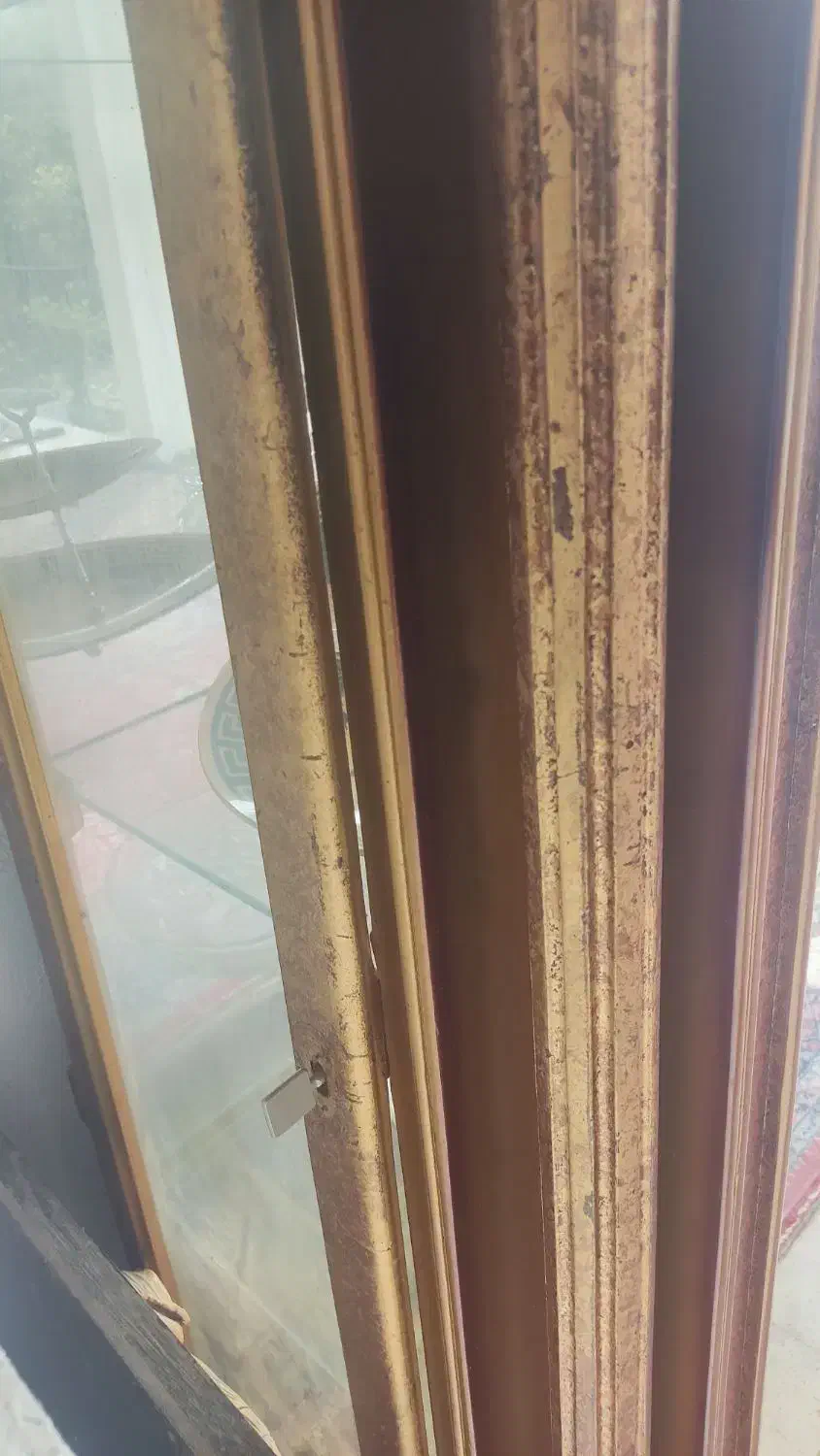 ویترین چوبی بزرگ کلاسیک با قاب منبت|بوفه، ویترین، کنسول|رشت, دروازه لاکان|دیوار