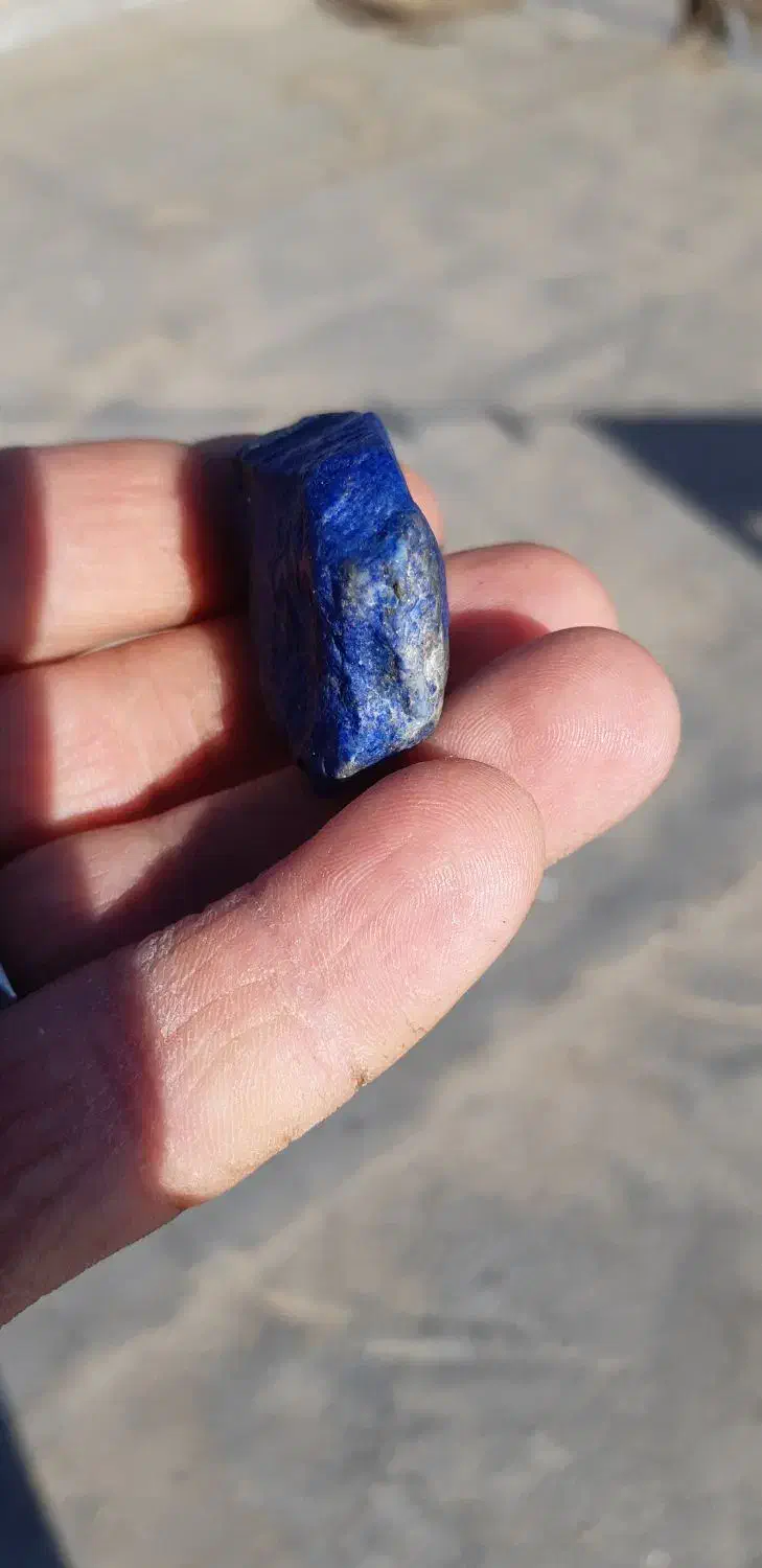 سنگ لاجورباذرات زردبه شرطت سختی ۱۳|جواهرات|بروجرد, |دیوار