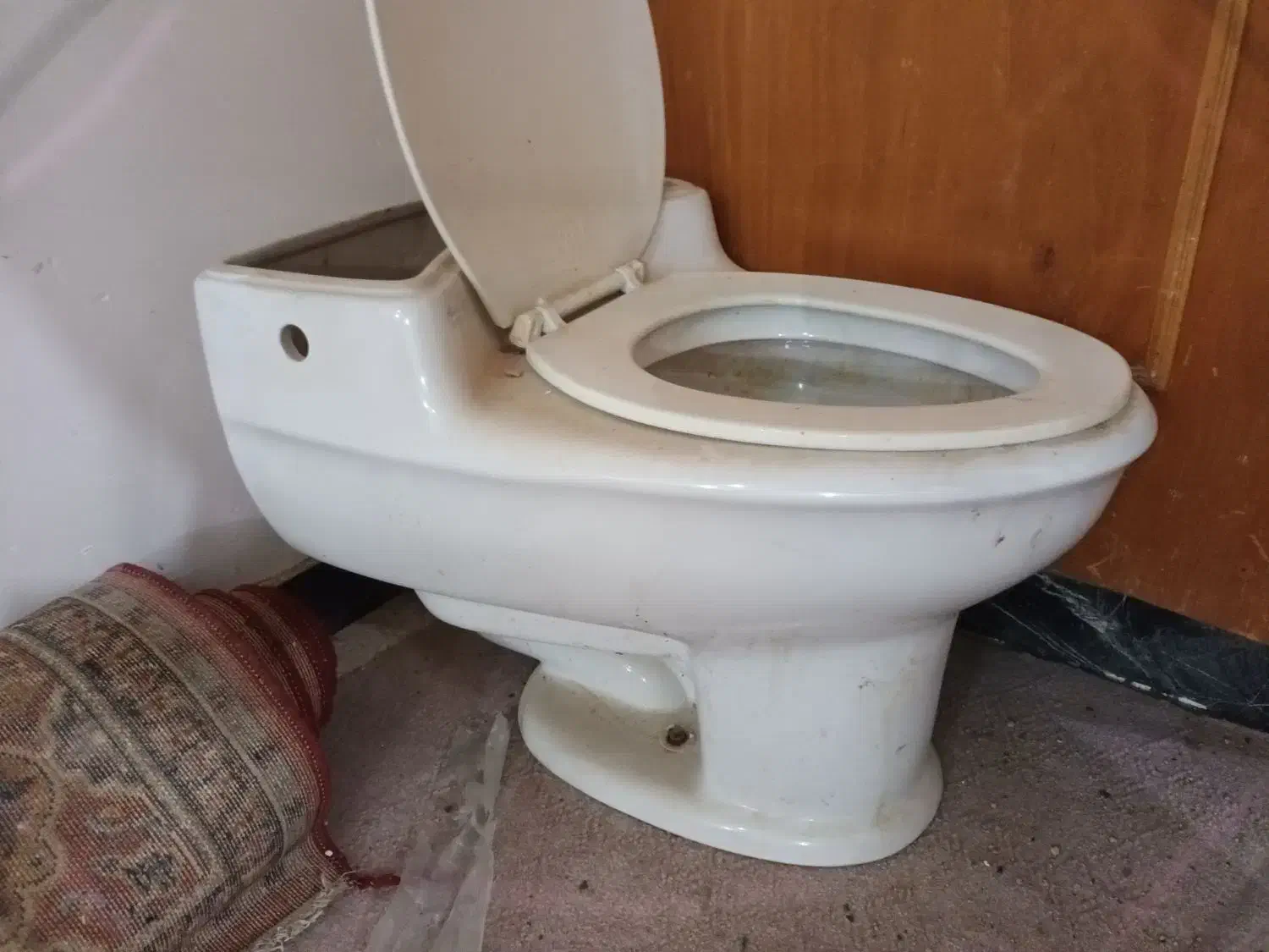 توالت فرنگی درجه یک قدیمی و بدون کارکرد|لوازم سرویس بهداشتی|بهبهان, |دیوار