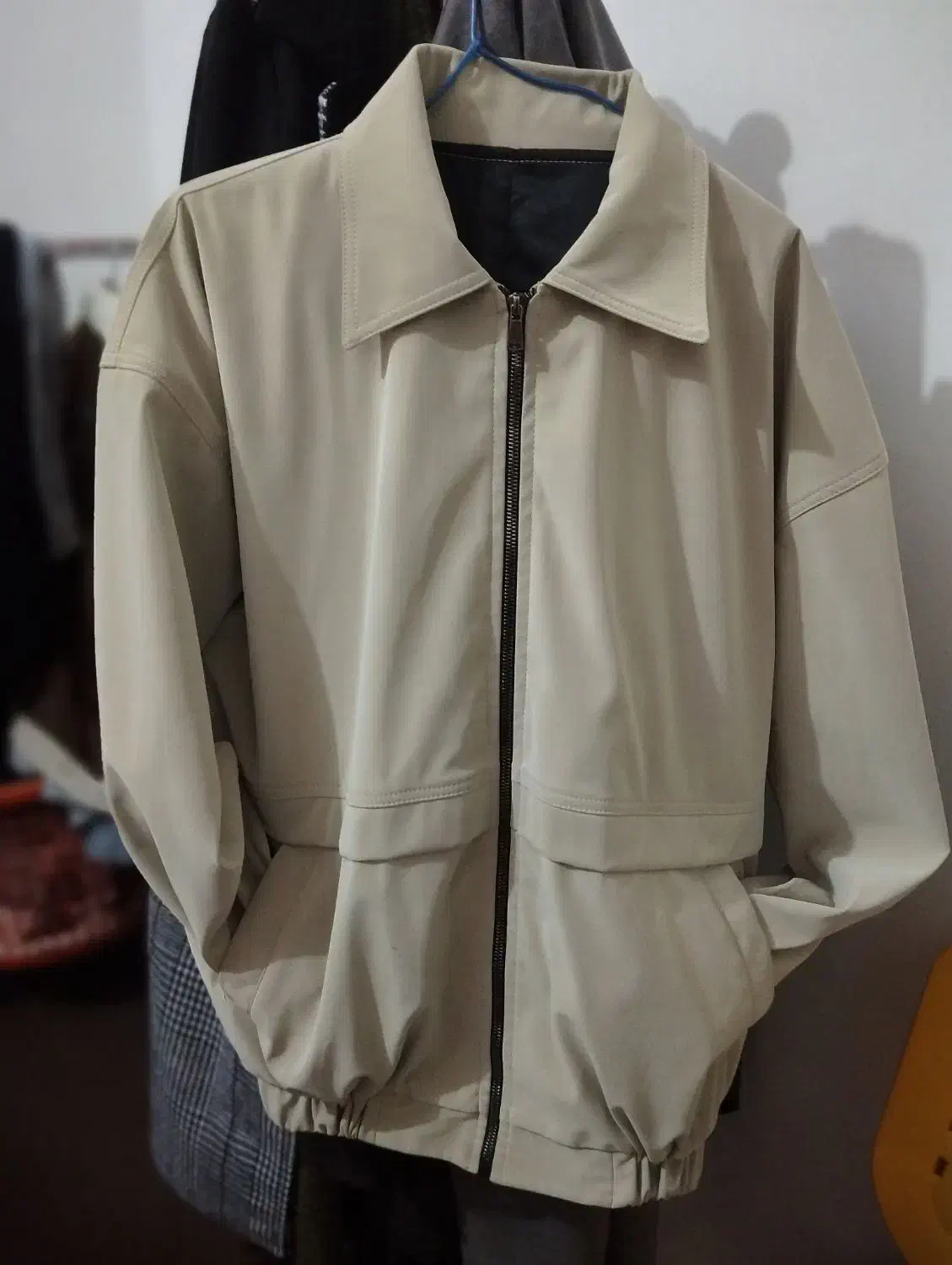 کاپشن|لباس|فیرورق, |دیوار