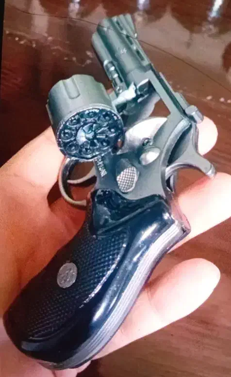 اسلحه اسباب بازی|اسباب‌‌بازی|بابکان, |دیوار