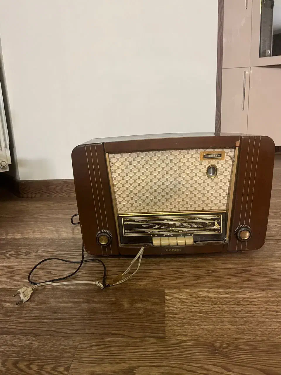 رادیو عتیقه|کلکسیون اشیاء عتیقه|اصفهان, بهار آزادی|دیوار