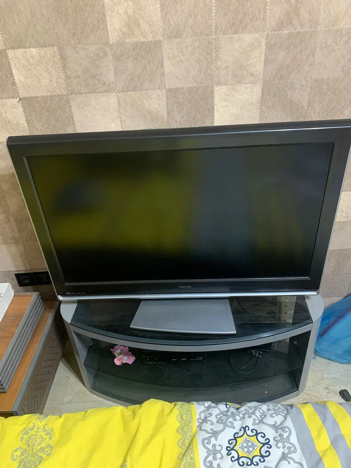 تلویزیون LCD توشیبا ۴۲ اینچ و زیر تلویزیون|تلویزیون و پروژکتور|شیراز, نیایش|دیوار