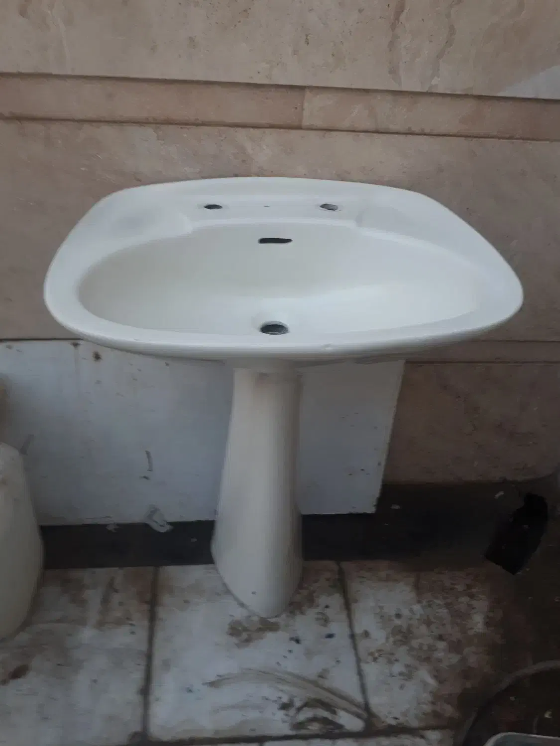 روشویی سالم به همراه پایه مناسب باغ و....|لوازم سرویس بهداشتی|نجفآباد, باغ ملی|دیوار