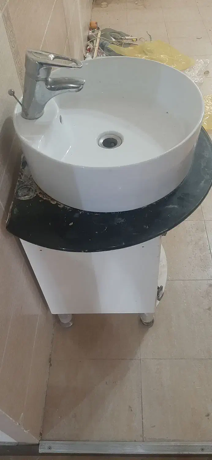 یک روشویی همراه با شیر|لوازم سرویس بهداشتی|شیراز, معالیآباد|دیوار