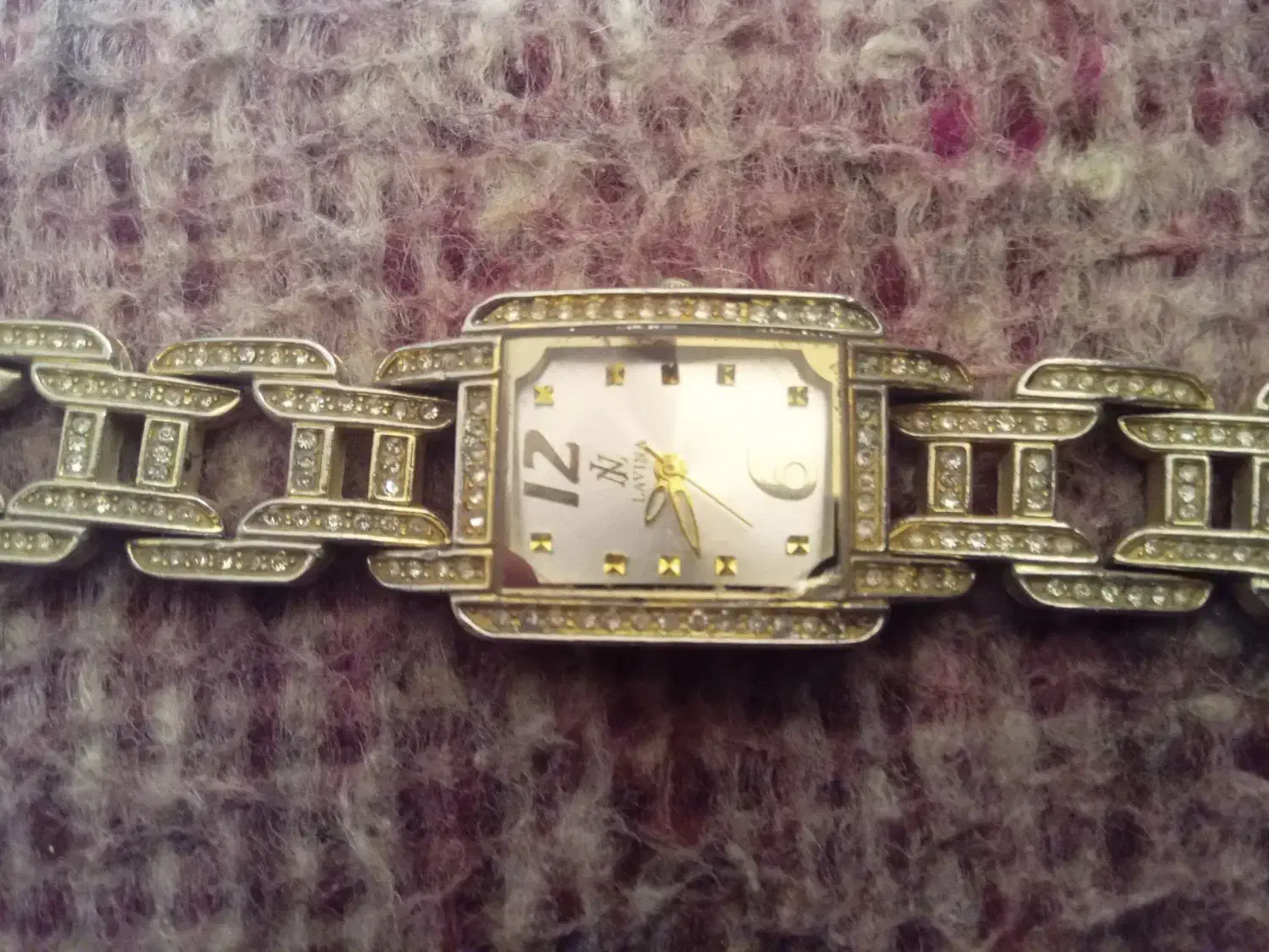 ساعت مچی زنانه|ساعت|شاهینشهر, گزبرخوار|دیوار