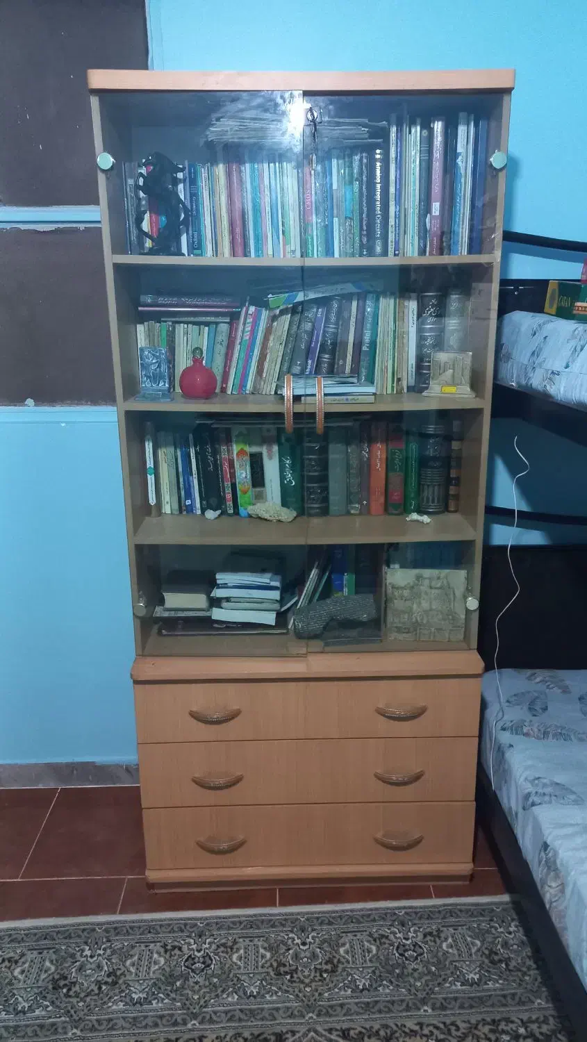 فروش فوری کمد طبقاتی با درب شیشه و سه کشو در حد نو|جاکفشی، کمد، دراور|مشکین‌دشت, |دیوار