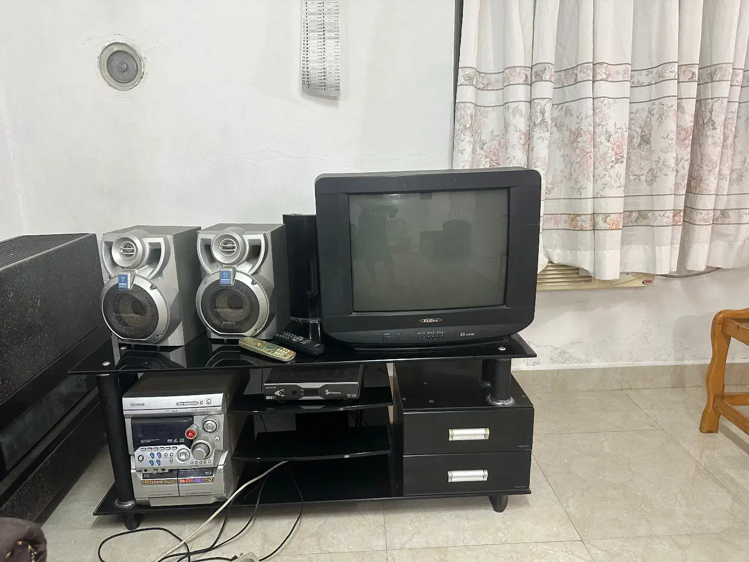 تلویزیون و میز تی وی تلویزیون ۲۱ اینچ|تلویزیون و پروژکتور|بندر انزلی, معلم|دیوار