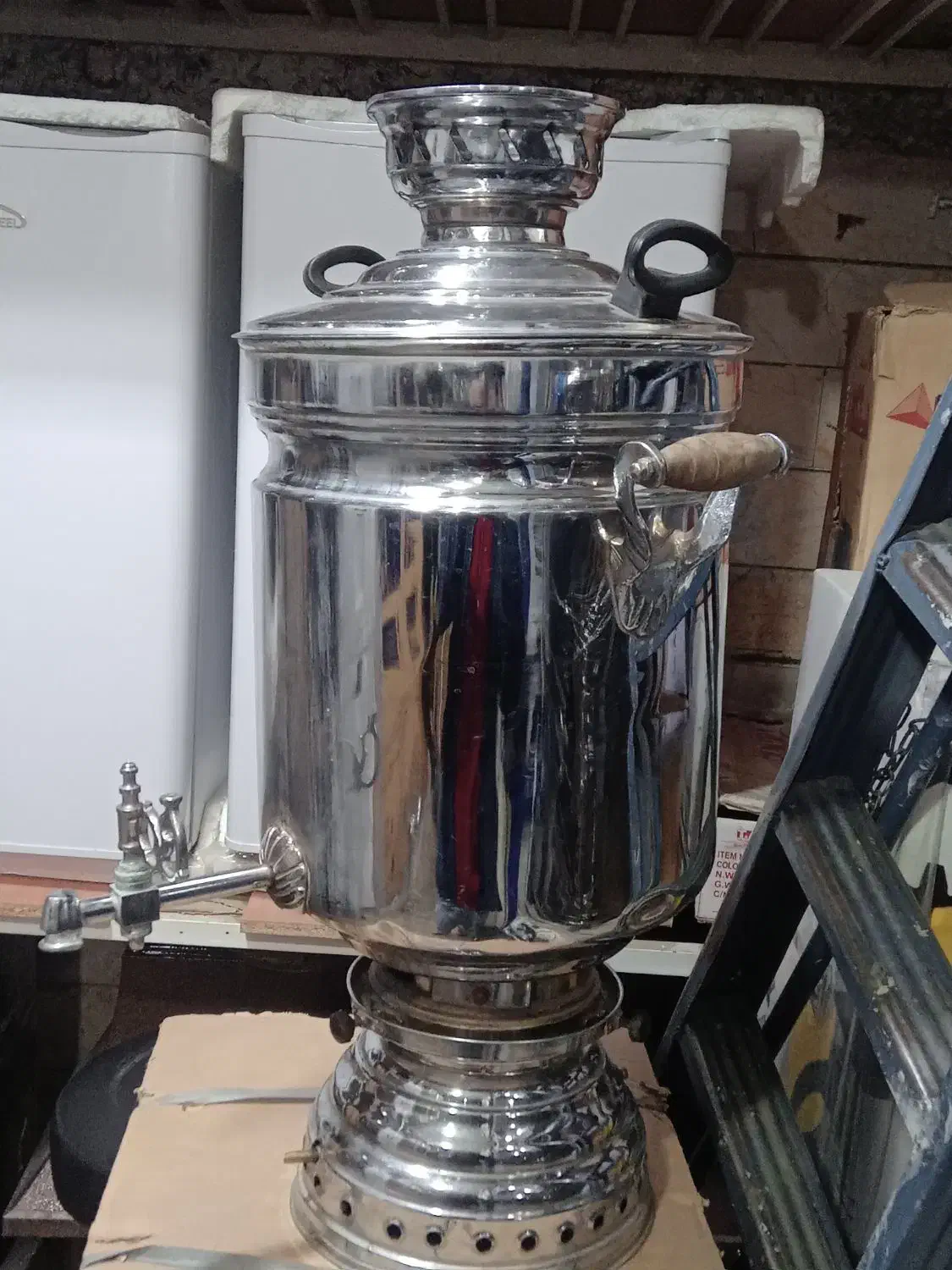 سماور برنجی مجلسی بزرگ|کلکسیون اشیاء عتیقه|کاشمر, |دیوار