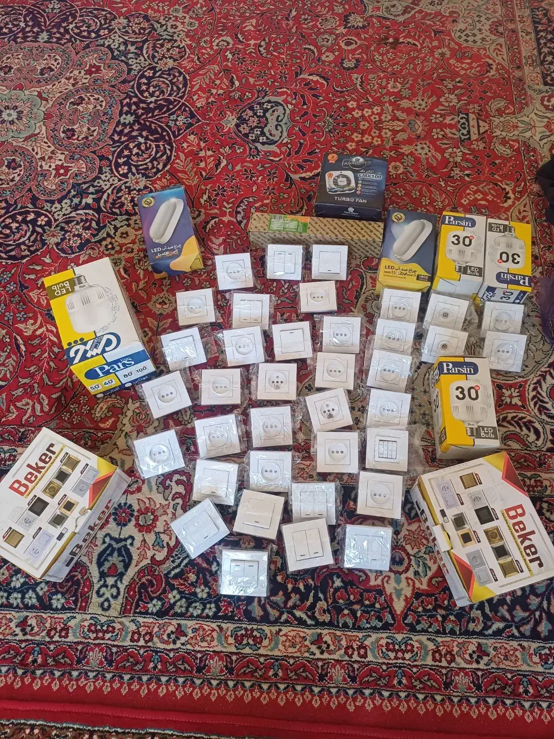 فروش تعدادی کلیدوپریز برق آک و تعدادی لامپ LED|لامپ و چراغ|نورآباد, |دیوار