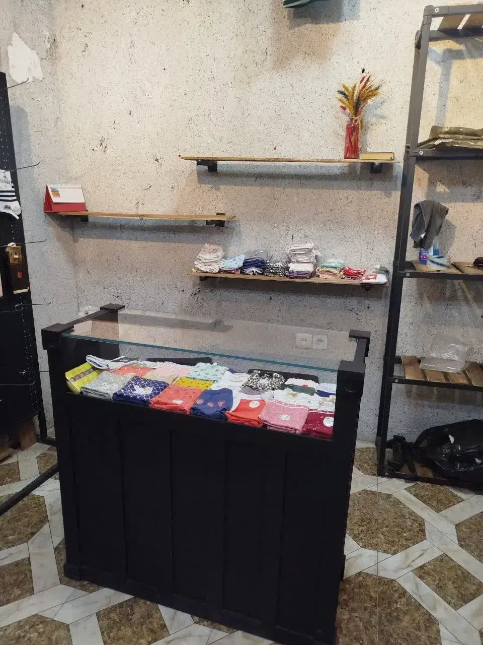 فروش تجهیزات کامل لباس فروشی(بصورت کلی)|فروشگاه و مغازه|تهران, امام زاده حسن|دیوار