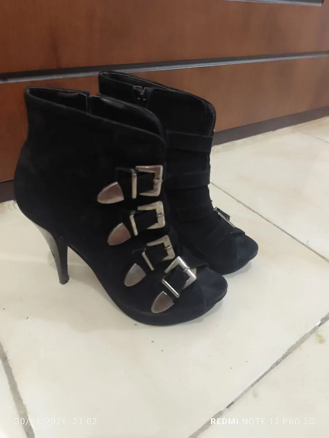 کفش|کیف، کفش، کمربند|سهند, |دیوار