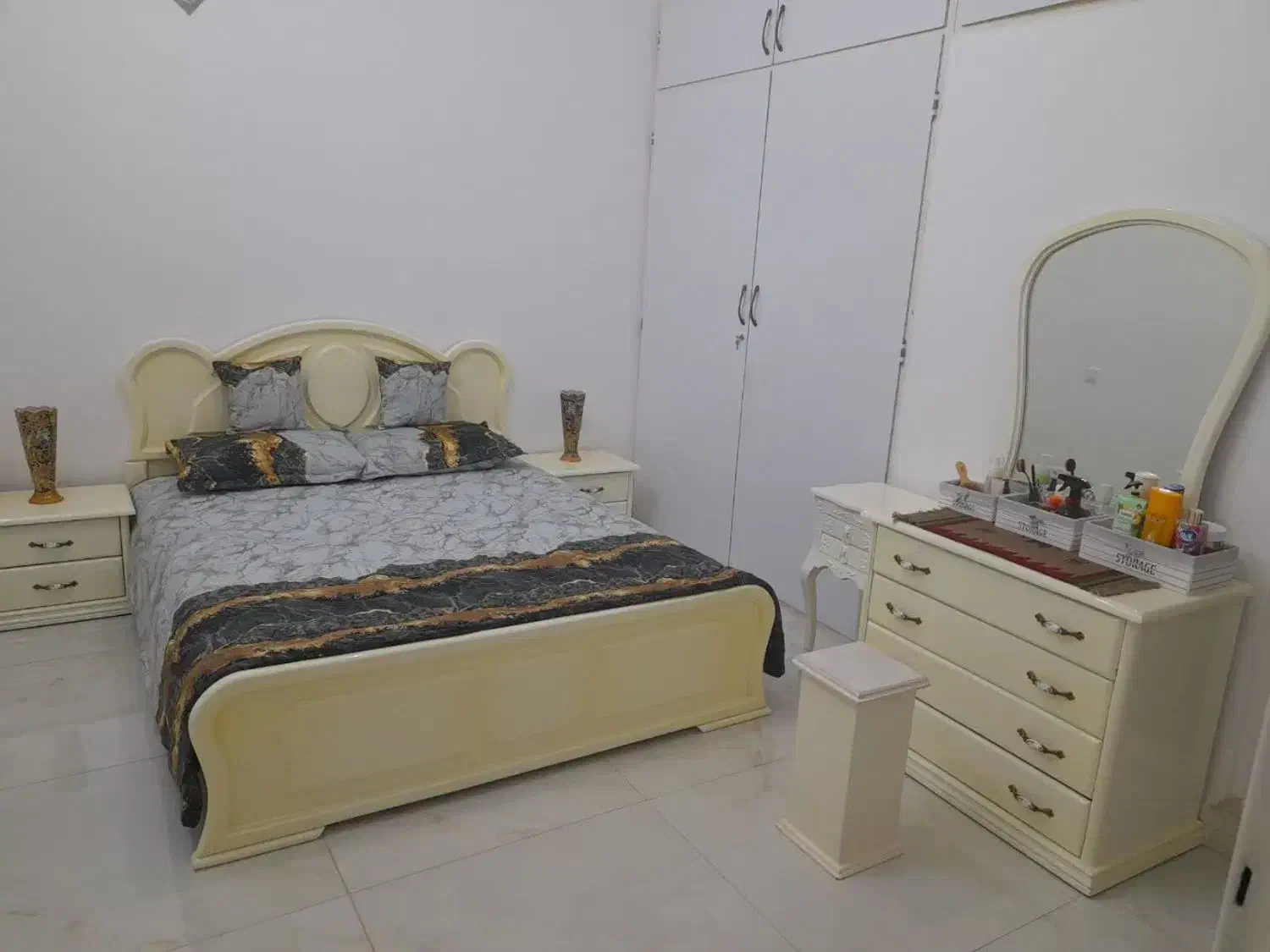 تخت و تشک و میز آرایش|تخت و سرویس خواب|قم, قلعه یزدیها|دیوار