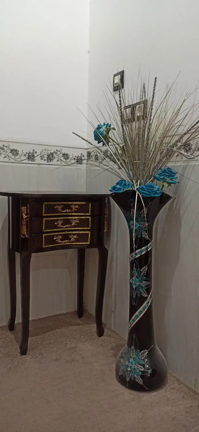 میز ناهارخوری کم جا. گلدان و میز تلفن لوستر|میز و صندلی غذاخوری|میبد, |دیوار