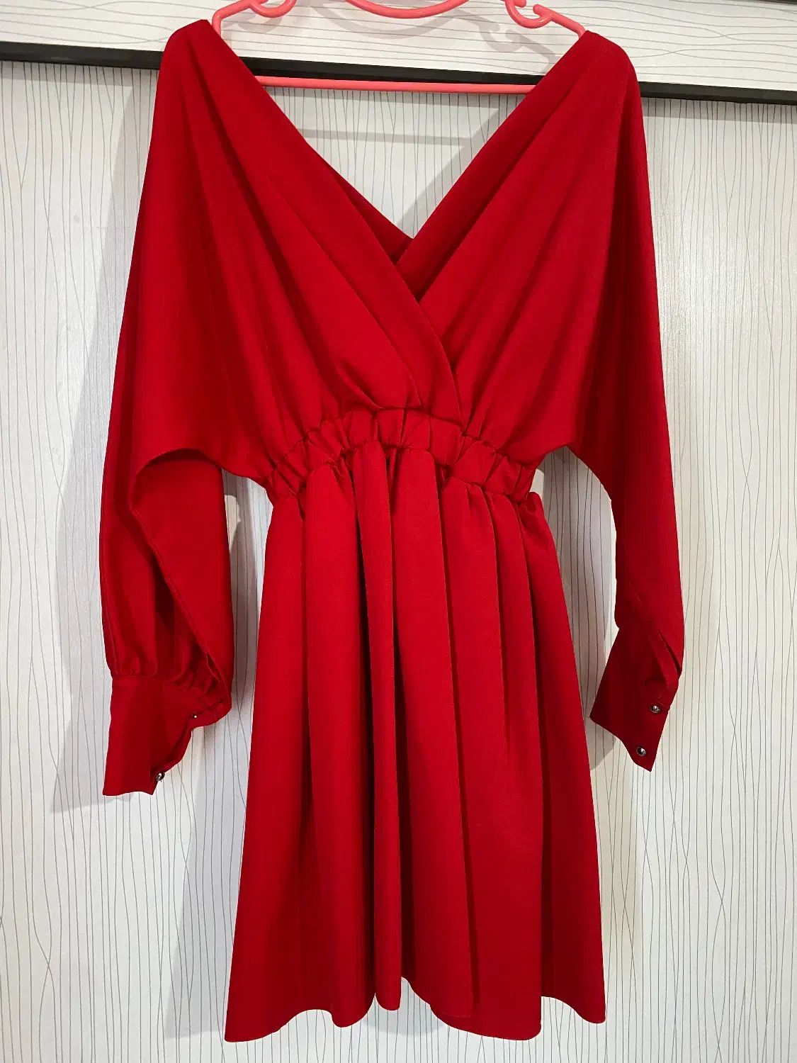 پیراهن قرمز|لباس|رامسر, |دیوار