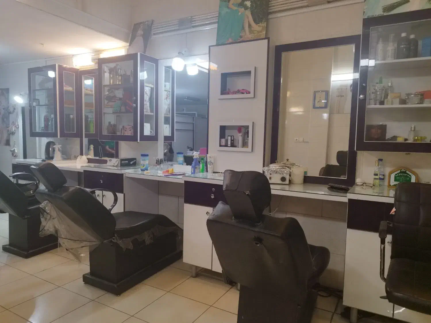 فروش کامل دکور آرایشگاه|آرایشگاه و سالن‌های زیبایی|شیراز, درکی|دیوار