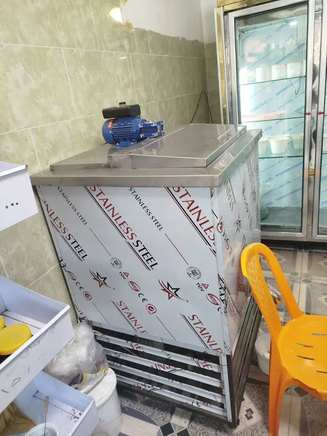 فروش یخچال وشیرسرد کن وترازو بهمراه تاپینگ|فروشگاه و مغازه|همدان, |دیوار