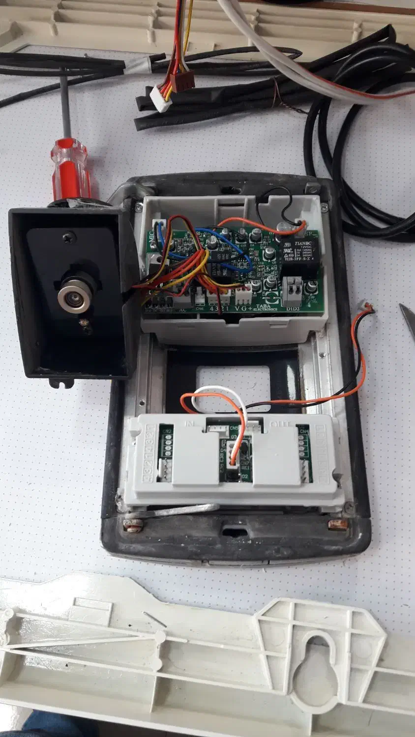 آیفون تصویری،برقکارماهر،الکتریکی،خدمات برق ساختمان|خدمات پیشه و مهارت|رشت, باهنر|دیوار