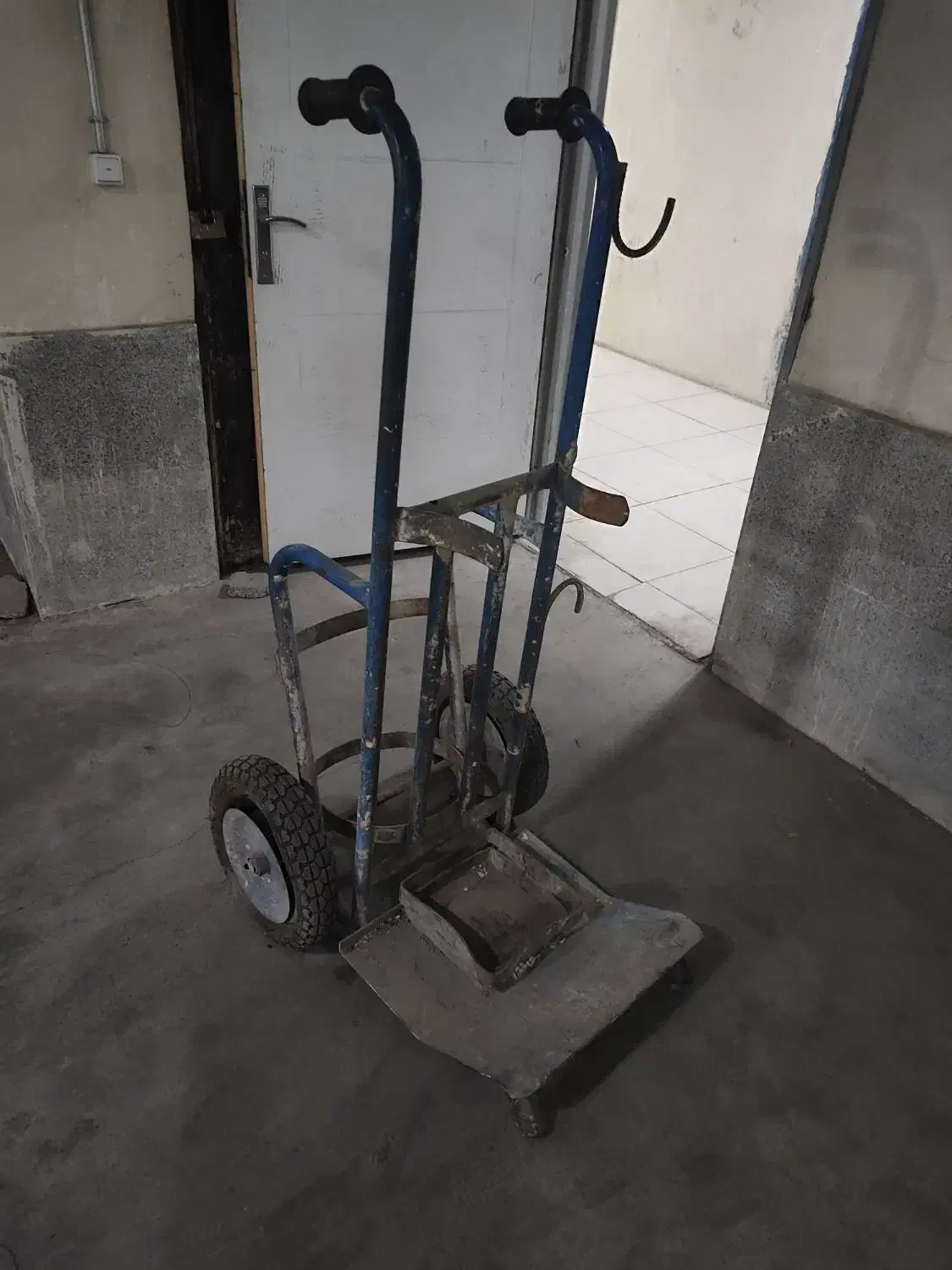 چرخ حمل هواگاز و گاوصندوق و غیره|ابزارآلات|هشتگرد, فاز ۱ مهستان|دیوار