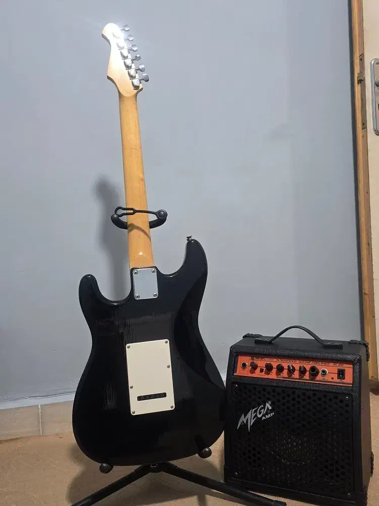 گیتار الکتریک aria ژاپن و امپیلی|گیتار، بیس، امپلیفایر|تهران, فلسطین (میدان انقلاب)|دیوار