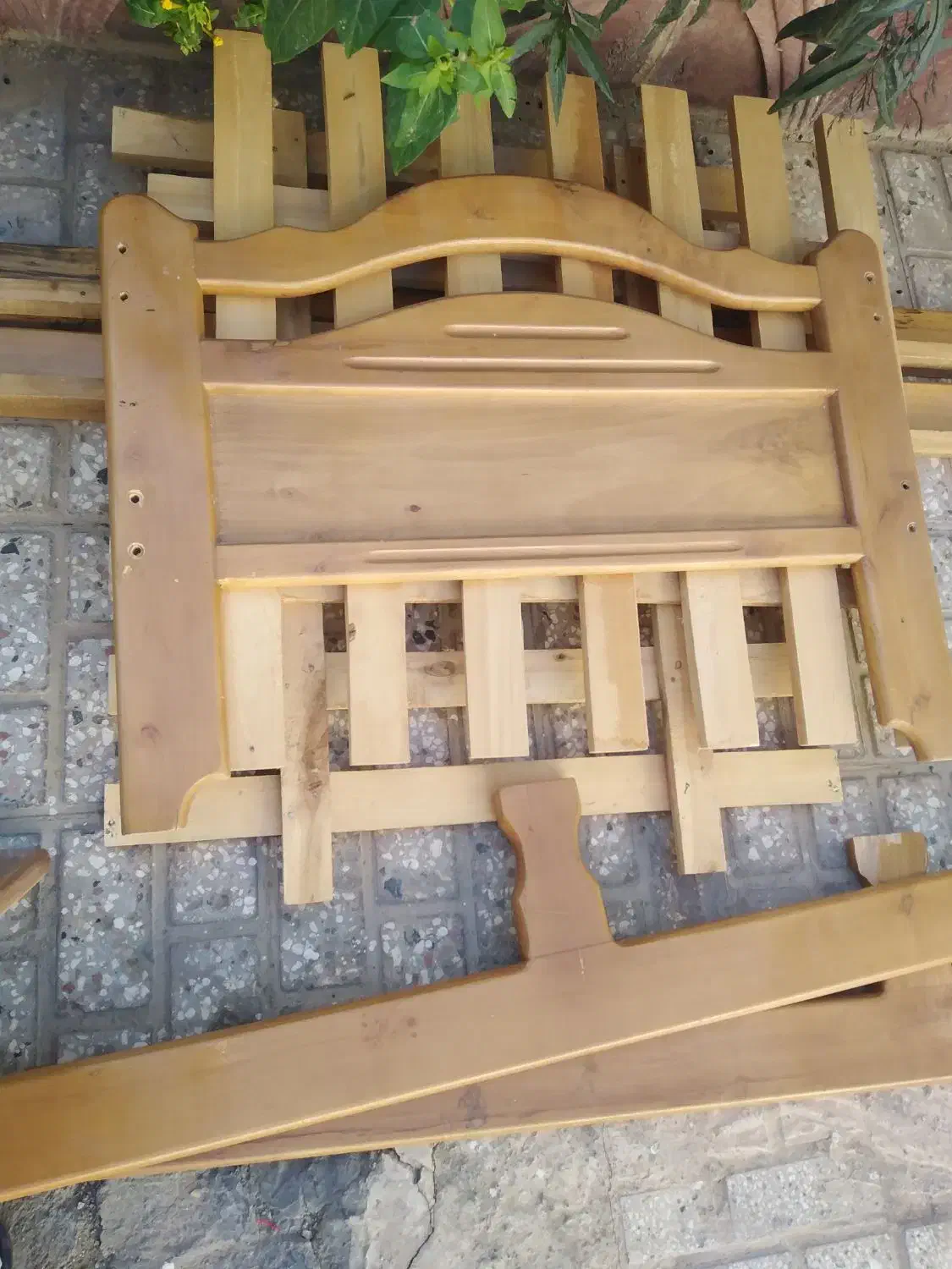 تخت چوبی یکنفره سالم وتمییز|تخت و سرویس خواب|کاشمر, |دیوار