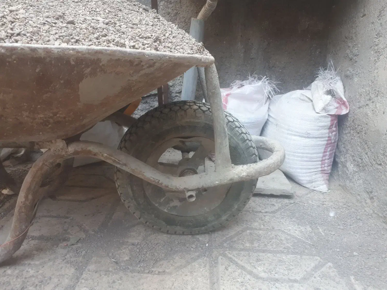 فرقون/فرغون|ابزارآلات|مشهد, موعود|دیوار