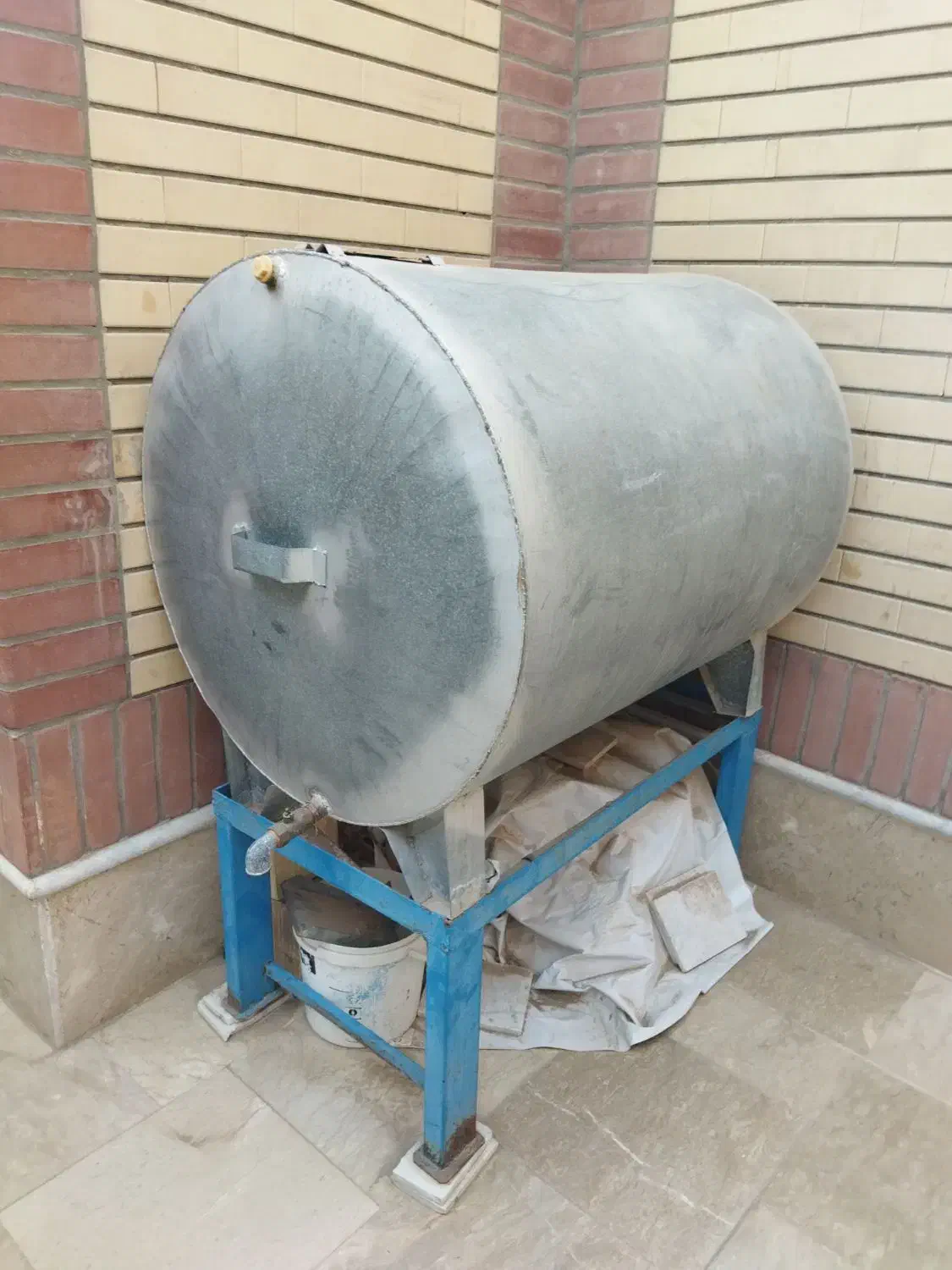 تانکر ۵۰۰ لیتری با چهارپایه آهنی و بشکه ۲۲۰ لیتری|مصالح و تجهیزات ساختمان|زابل, |دیوار