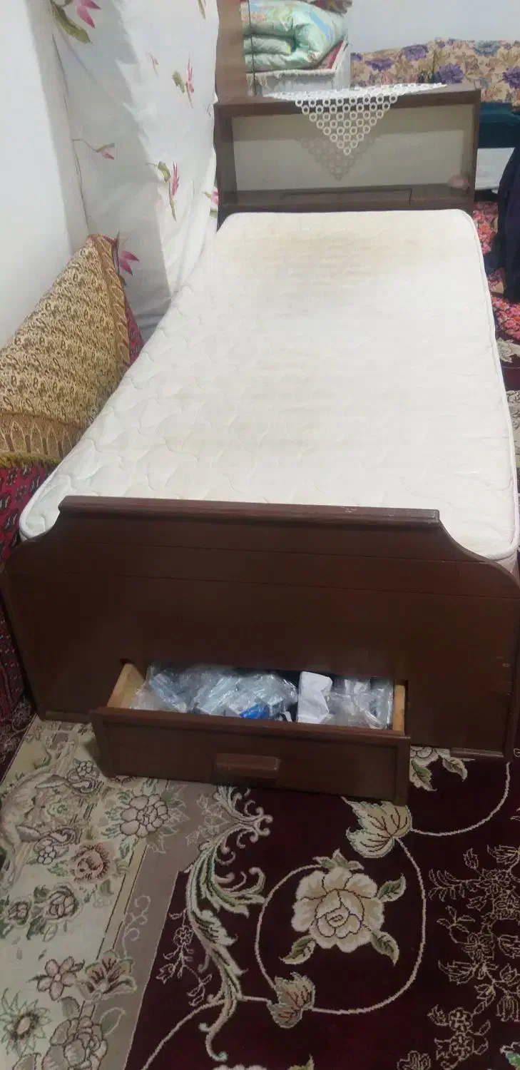 تخت یک نفره چوبی جمع و جور با تشک طبی|تخت و سرویس خواب|زنجان, |دیوار