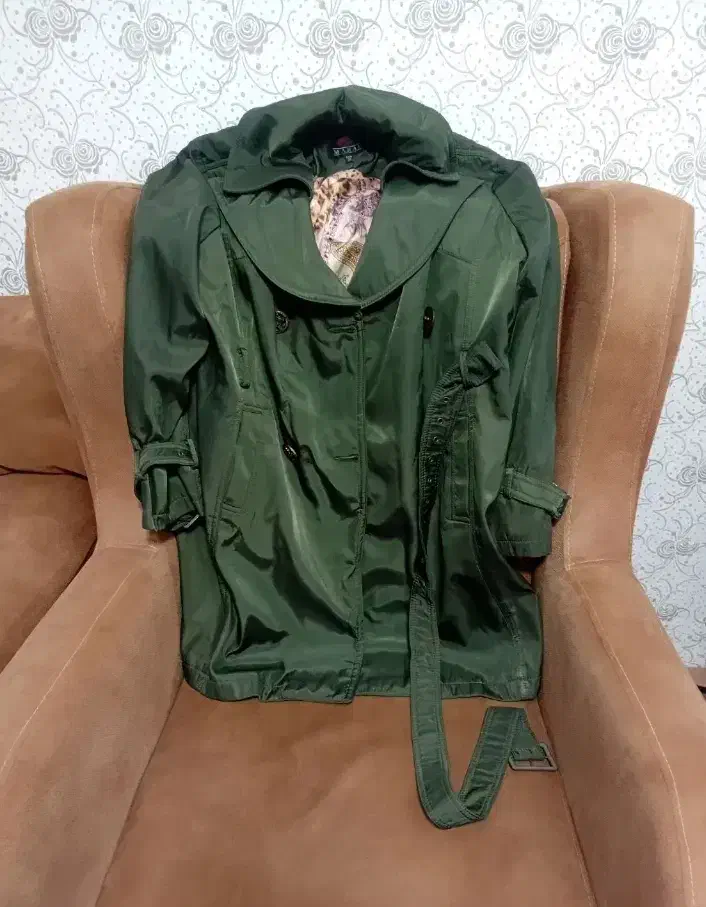 تعدادی لباس|لباس|رشت, توشیبا|دیوار