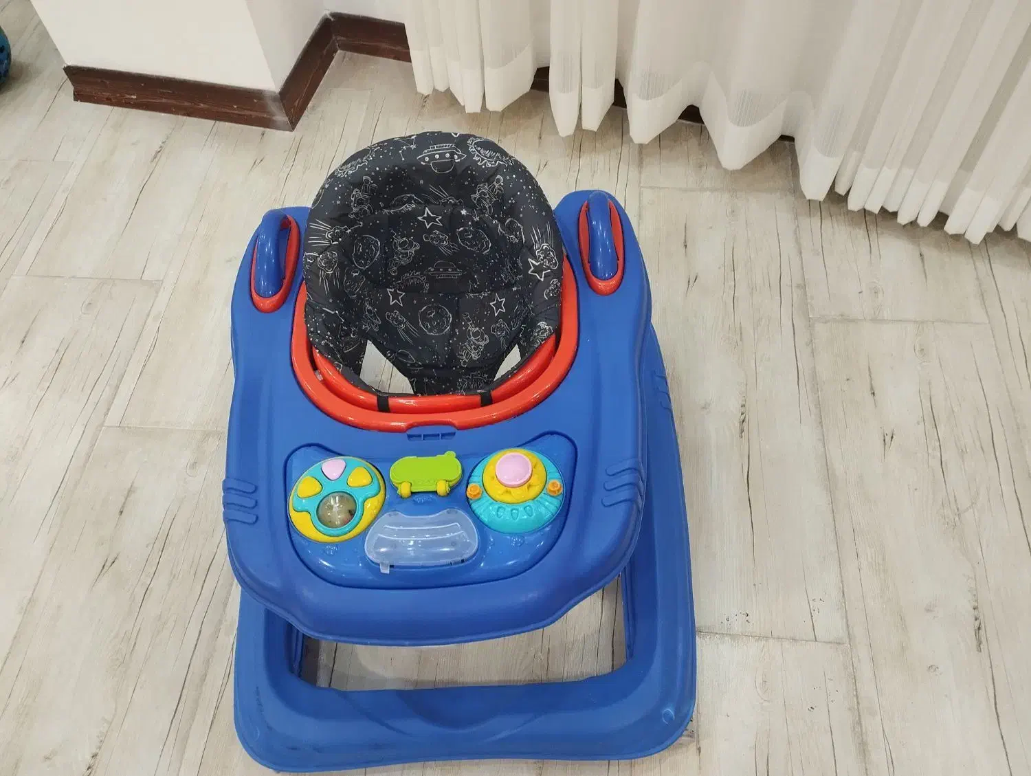 روروئک|کالسکه و لوازم جانبی|رشت, کوی غلام نیا|دیوار