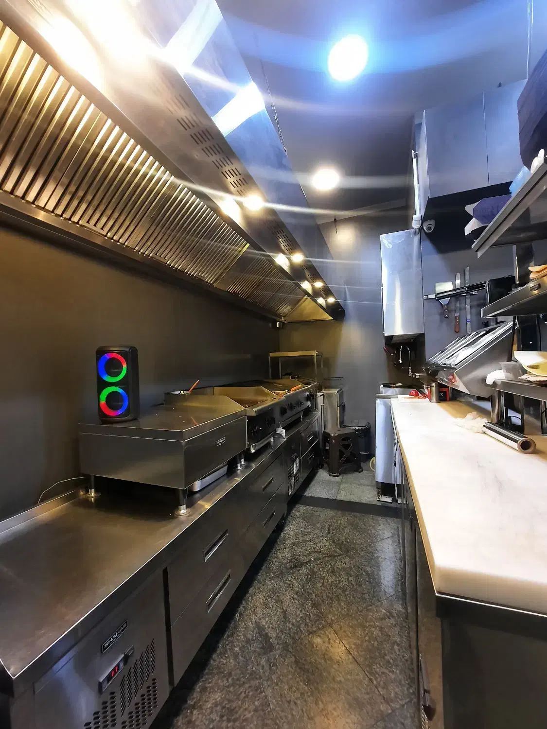 مغازه فست فوت با کلیه امکانات بر اصلی آیت کاشانی|اجارهٔ مغازه و غرفه|تهران, سازمان برنامه شمالی|دیوار