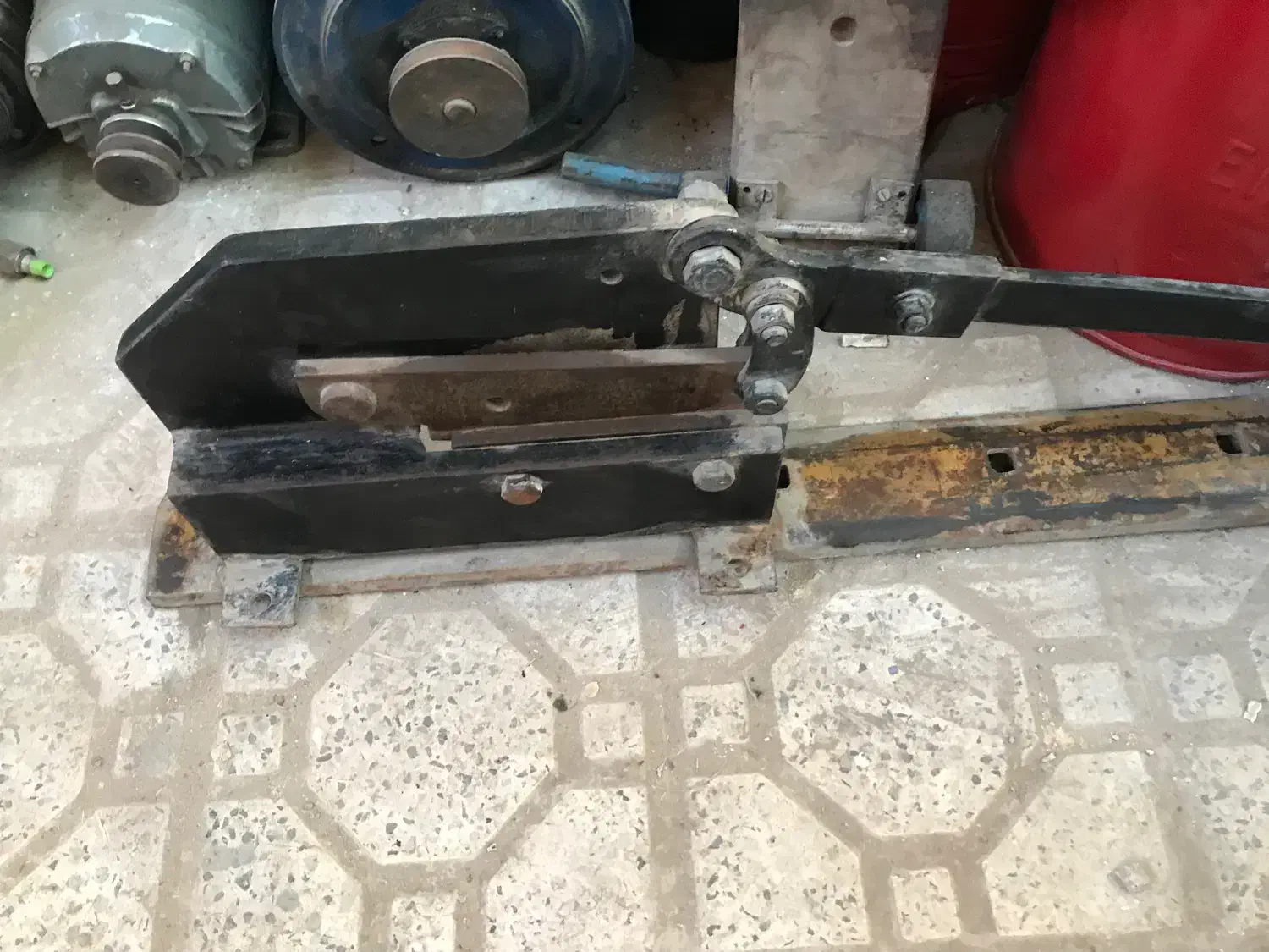 قیچی ورق بر|ابزارآلات|مبارکه, |دیوار