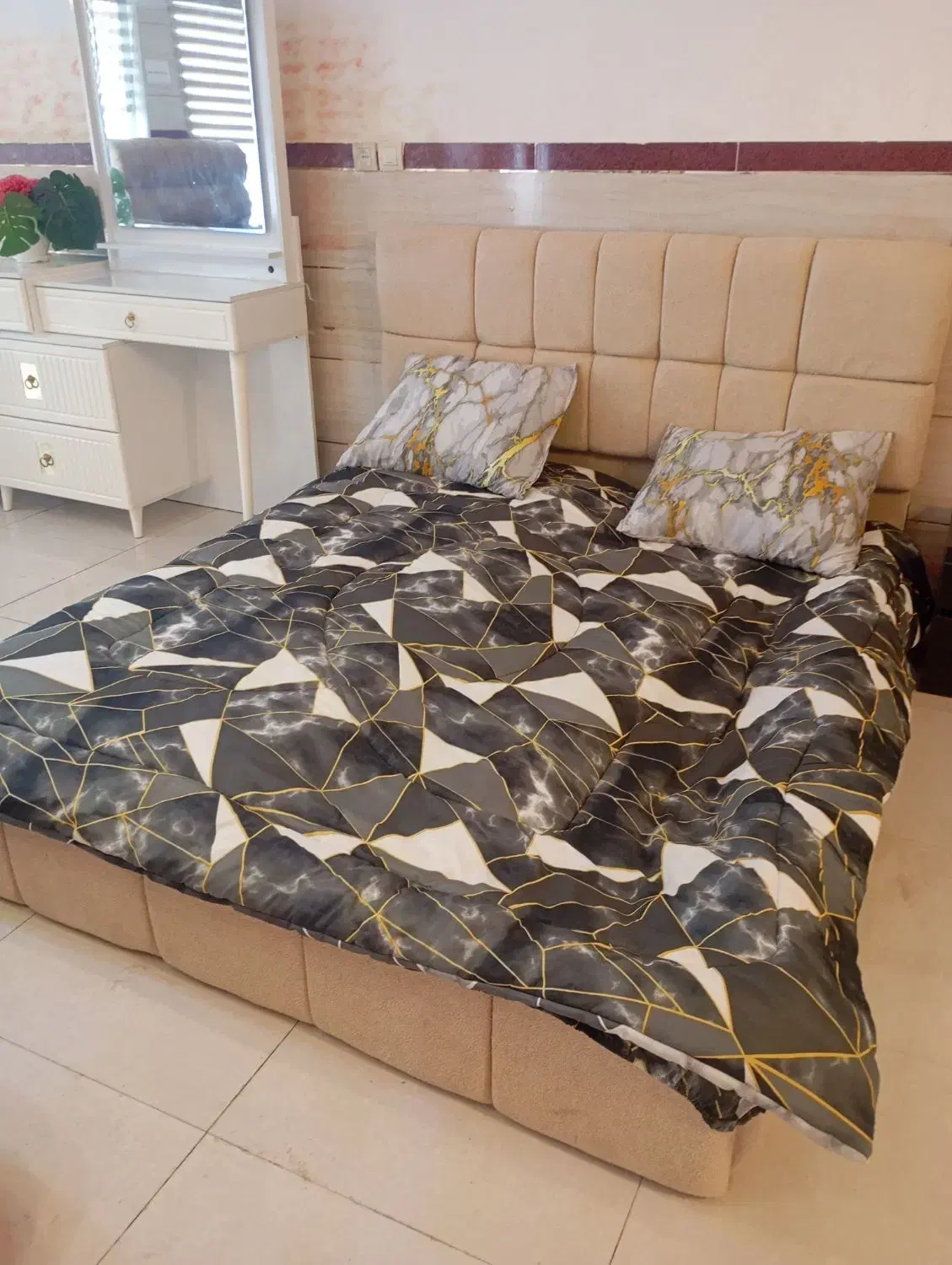 هشت‌میلیون|تشک تختخواب|خوی, |دیوار