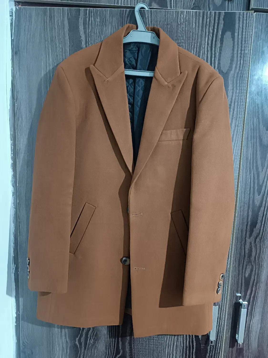 پالتو مردانه|لباس|صحنه, |دیوار