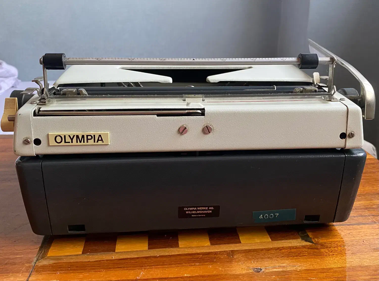 ماشین تحریر(تایپ) انگلیسی Olympia آلمان بکر و تمیز|کلکسیون اشیاء عتیقه|تهران, اکباتان|دیوار