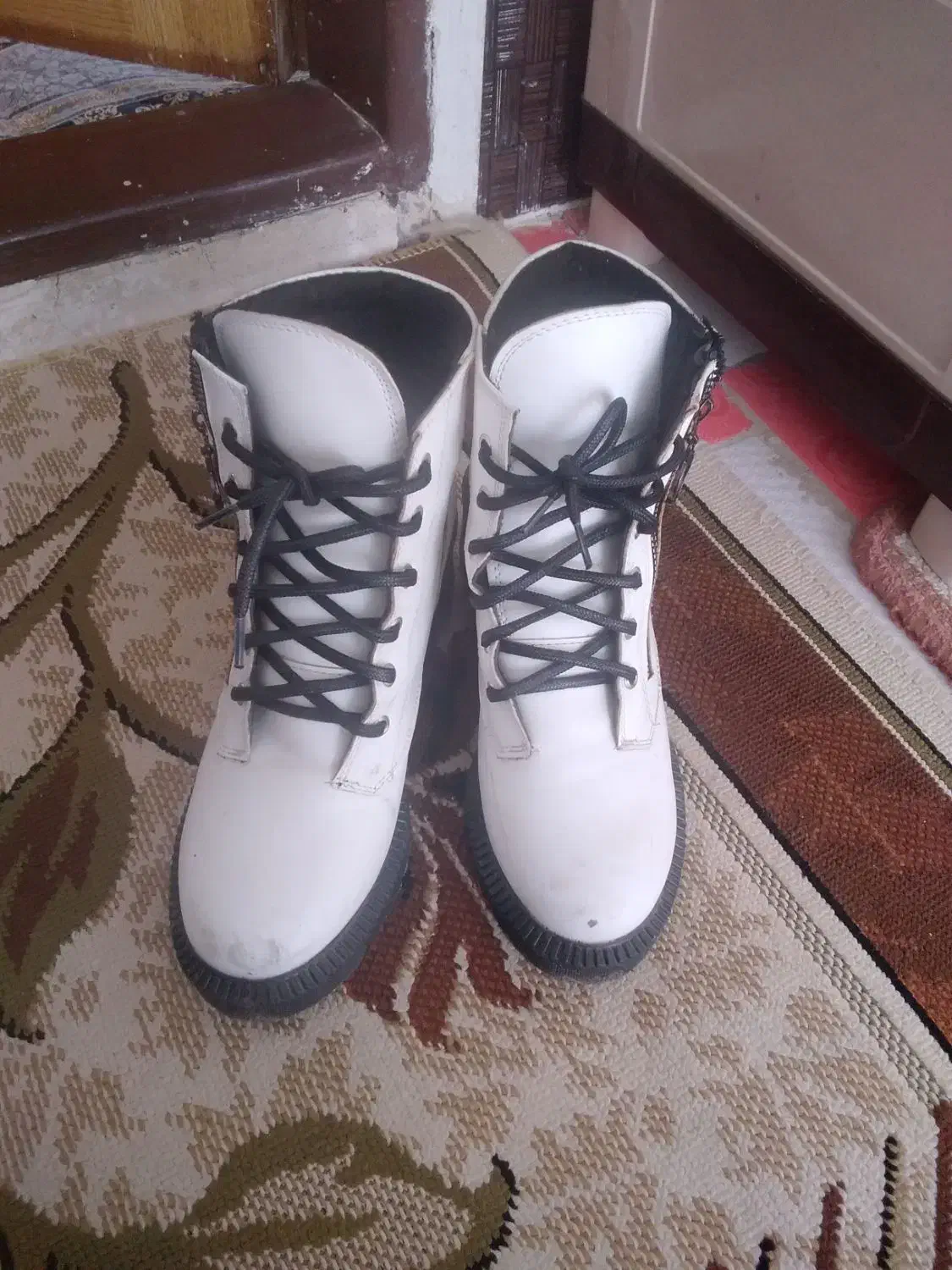 نیم پوتین|کیف، کفش، کمربند|سنندج, |دیوار