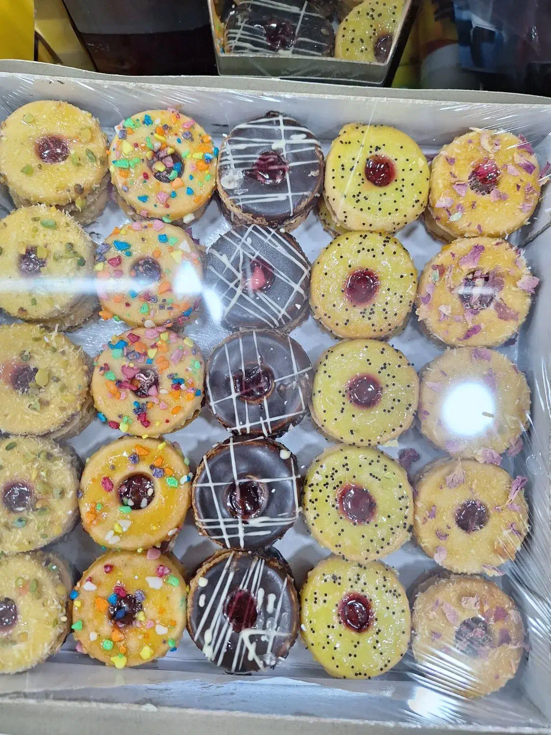 ب دو نیروی خانم اشنا با کار قنادی شیرینی پزی|استخدام خدمات فروشگاه و رستوران|ایذه, |دیوار