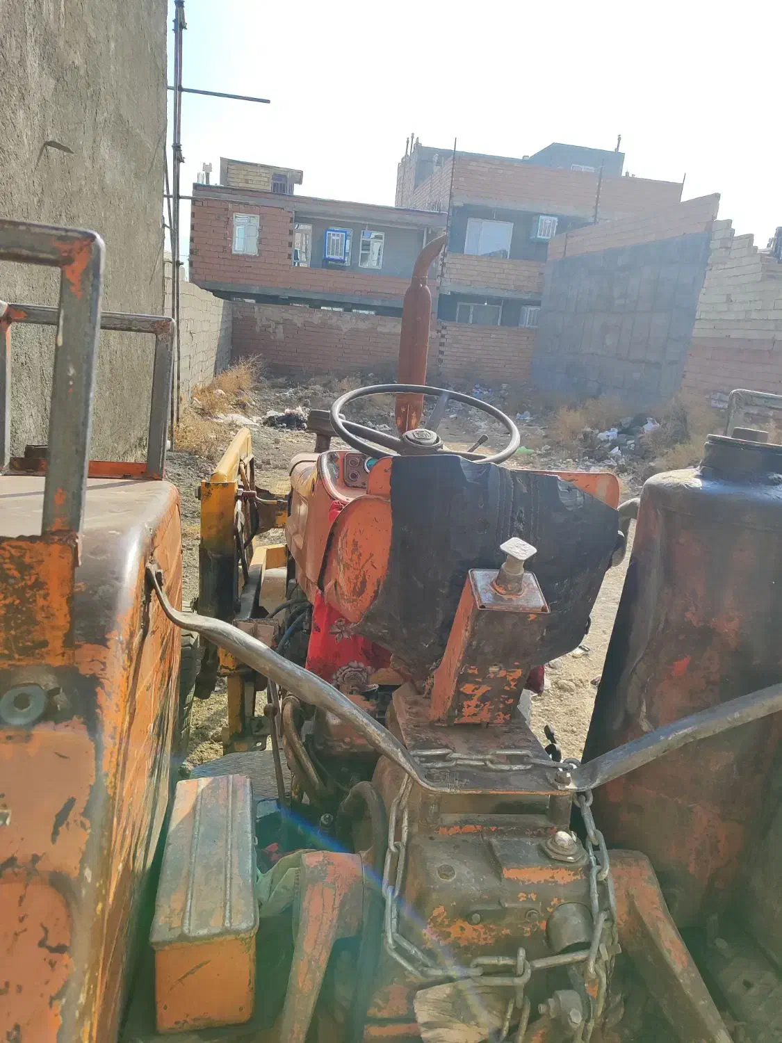 تراکتور با بیل و گاو آهن|خودرو سنگین|خوی, |دیوار