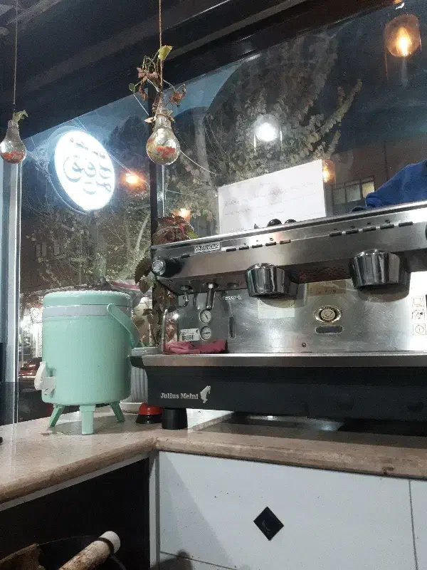 نیروی خانم جهت کار در کافه قهوه|استخدام خدمات فروشگاه و رستوران|یزد, |دیوار