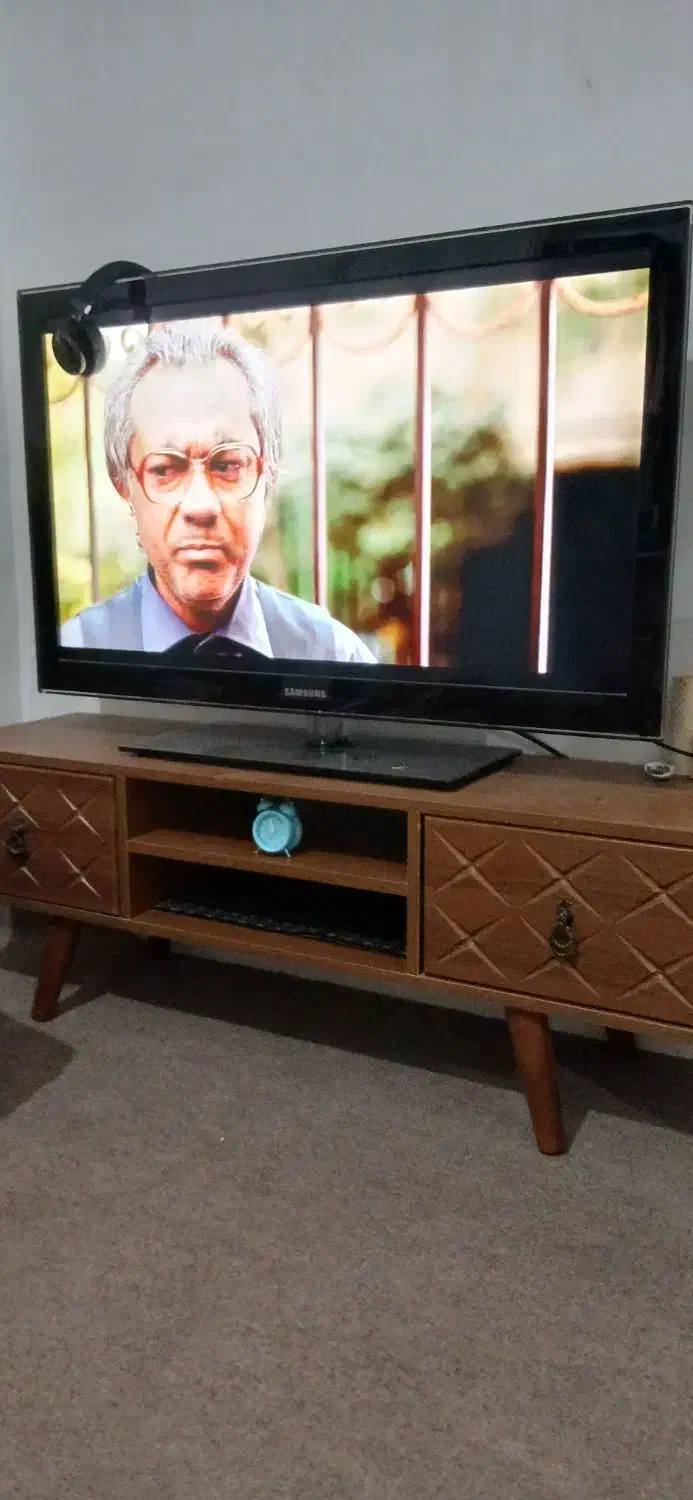 تلویزیون و میز تلویزیون|تلویزیون و پروژکتور|بومهن, |دیوار