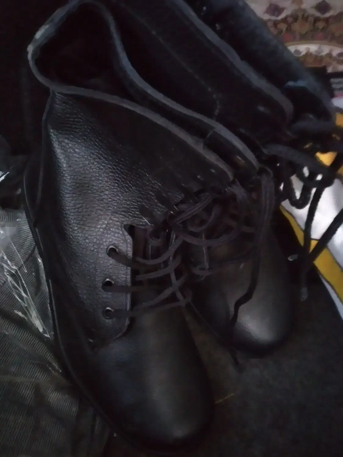 پوتین|کیف، کفش، کمربند|قروه, |دیوار