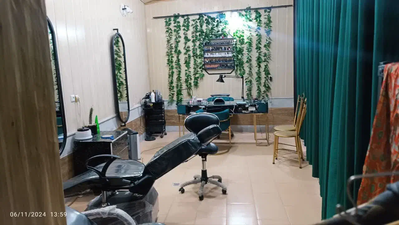 میزناخن به همراه دوعدد صندلی وپرده|آرایشگاه و سالنهای زیبایی|شاندیز, |دیوار