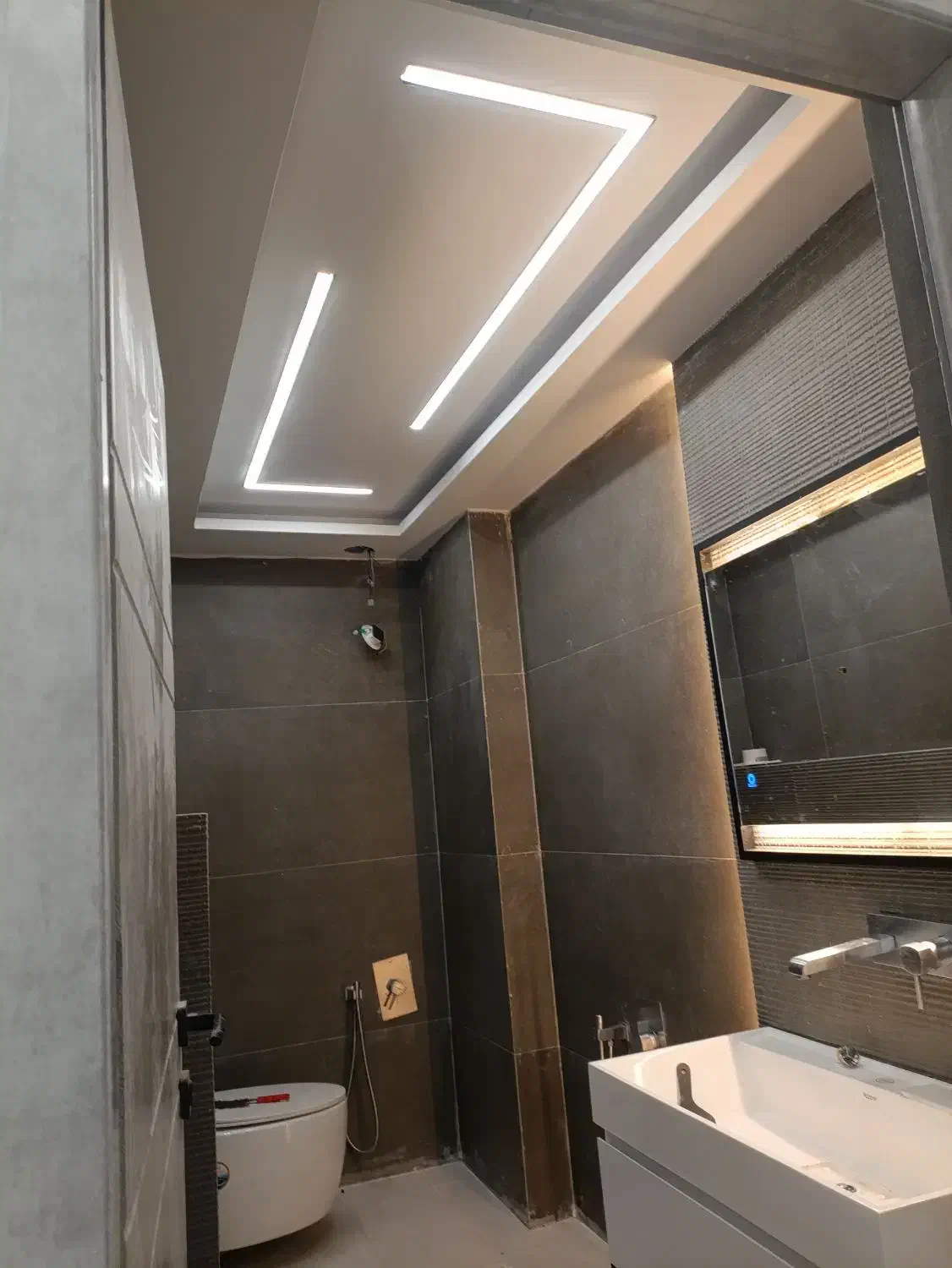 نصب و طراحی لاینر نوری و تزئینات نوری|خدمات پیشه و مهارت|نیشابور, فردوس شمالی|دیوار