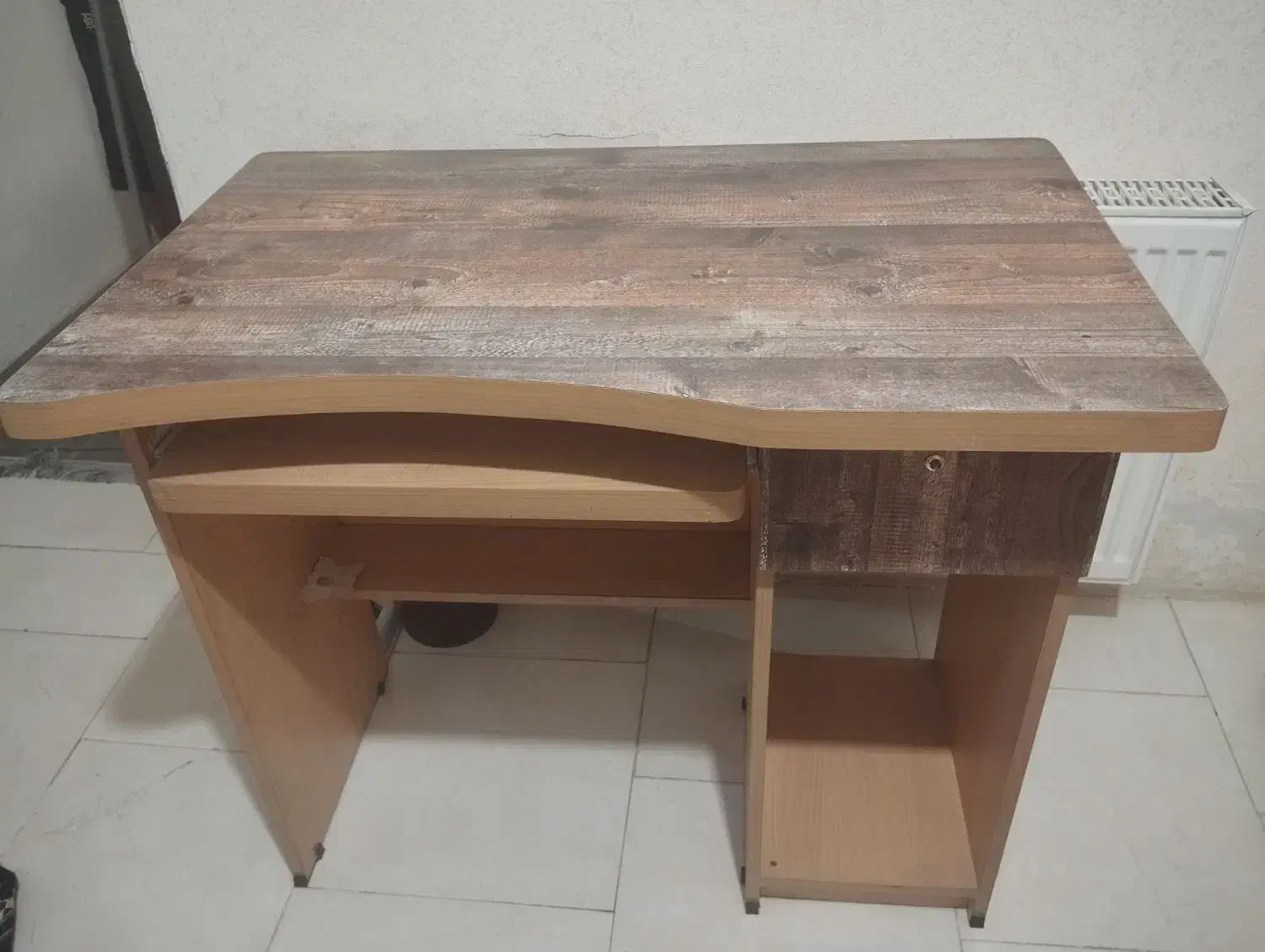 میز کامپیوتر|میز تحریر و کامپیوتر|پرند, فاز ۴|دیوار