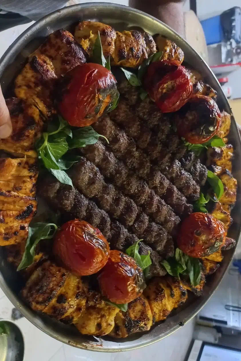 نیروی آشپز و کمک آشپز در رستوران و بیرون بر مالک|استخدام خدمات فروشگاه و رستوران|شیراز, باغ تخت|دیوار