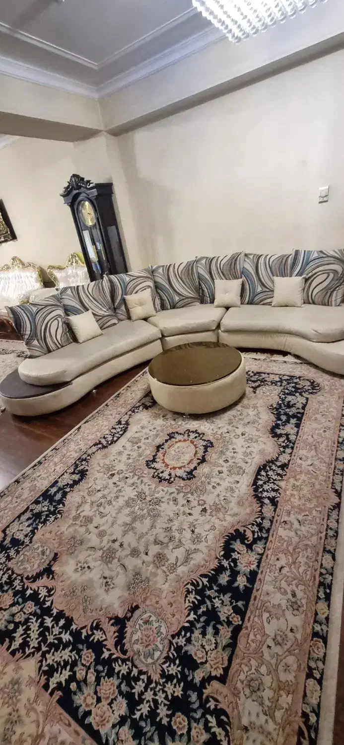 مبل راحتی چرم سفید/۷نفره/نیم دایره پازلی|مبلمان خانگی و میز عسلی|مشهد, هفت تیر (حافظ)|دیوار