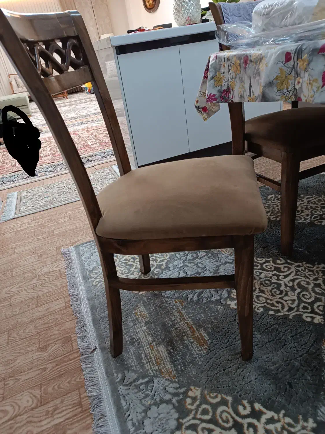 میز نهارخوری ۴ نفره به همراه ۴ تا صندلی چوبی|میز و صندلی غذاخوری|میانه, |دیوار