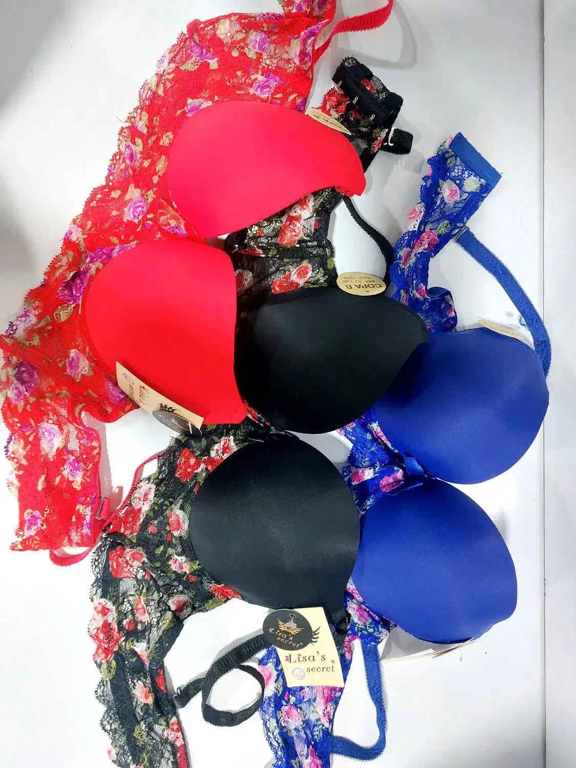 تعدادی لباس زیر نو|لباس|فولادشهر, A4|دیوار