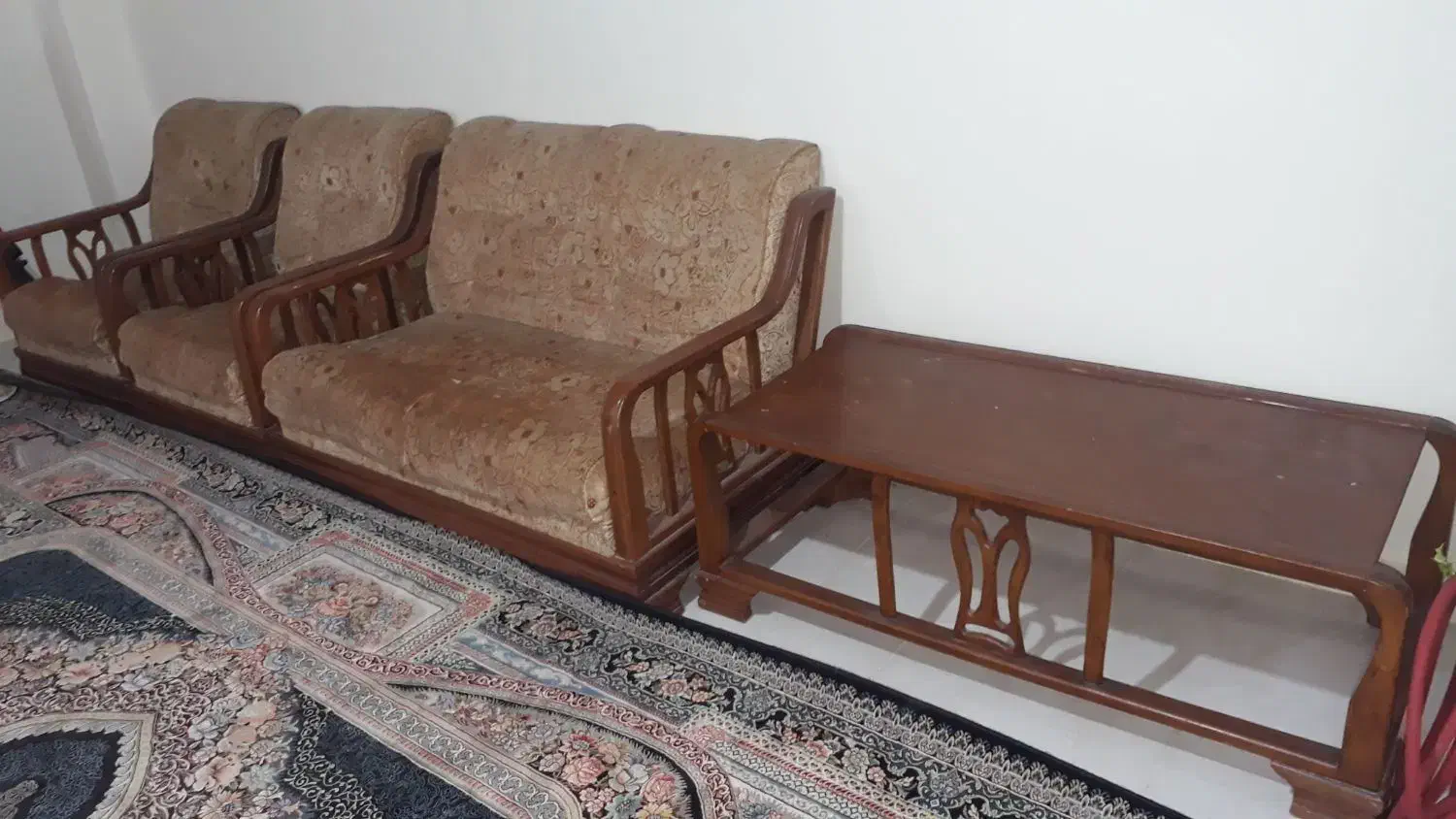 مبل ۴ نفره با یک عدد میز وسط|مبلمان خانگی و میز عسلی|اهواز, بهزاد شهر|دیوار